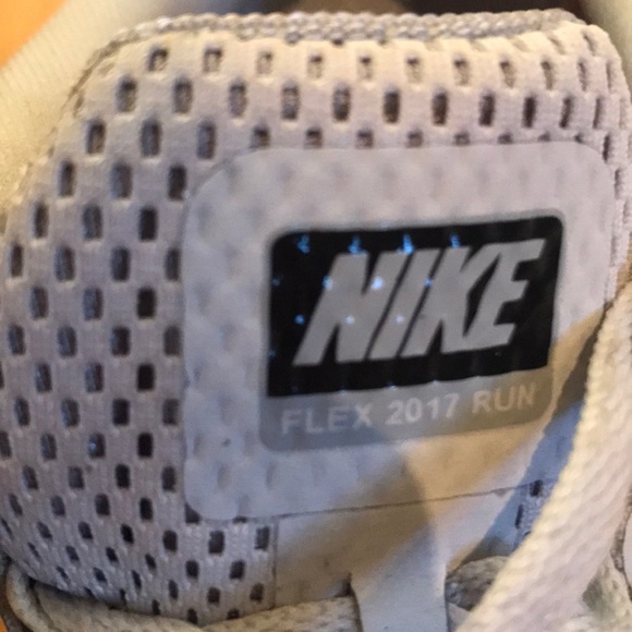 Women’s Nike - Picture 5 of 5